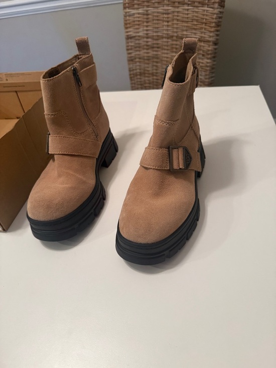 UGG Shoes - UGG Ashton short Suede Lug Sole Ankle Booties in San size 9 EUC